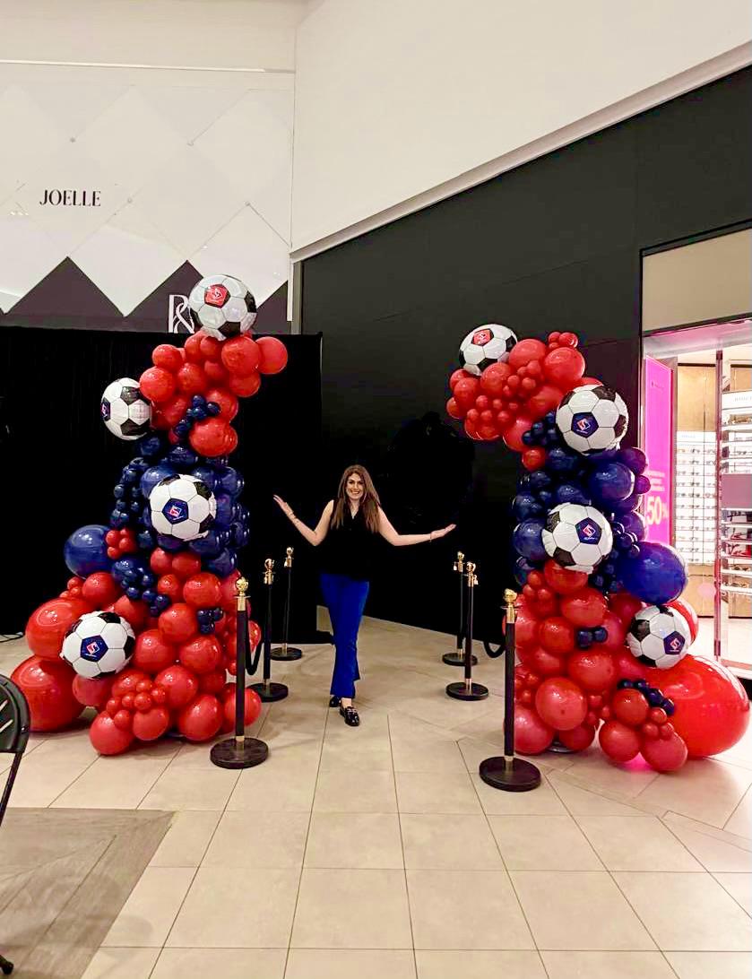 Colonnes Oui Oui Balloon — lancement FC Supra au Carrefour Laval