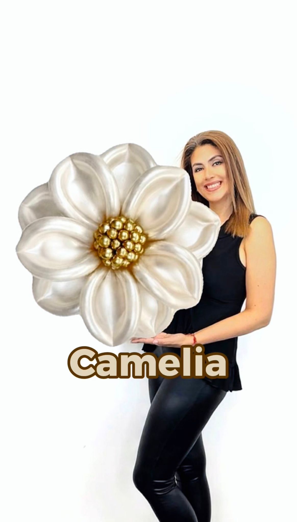 Collection Camélia — sculpture florale en ballons blanc et or