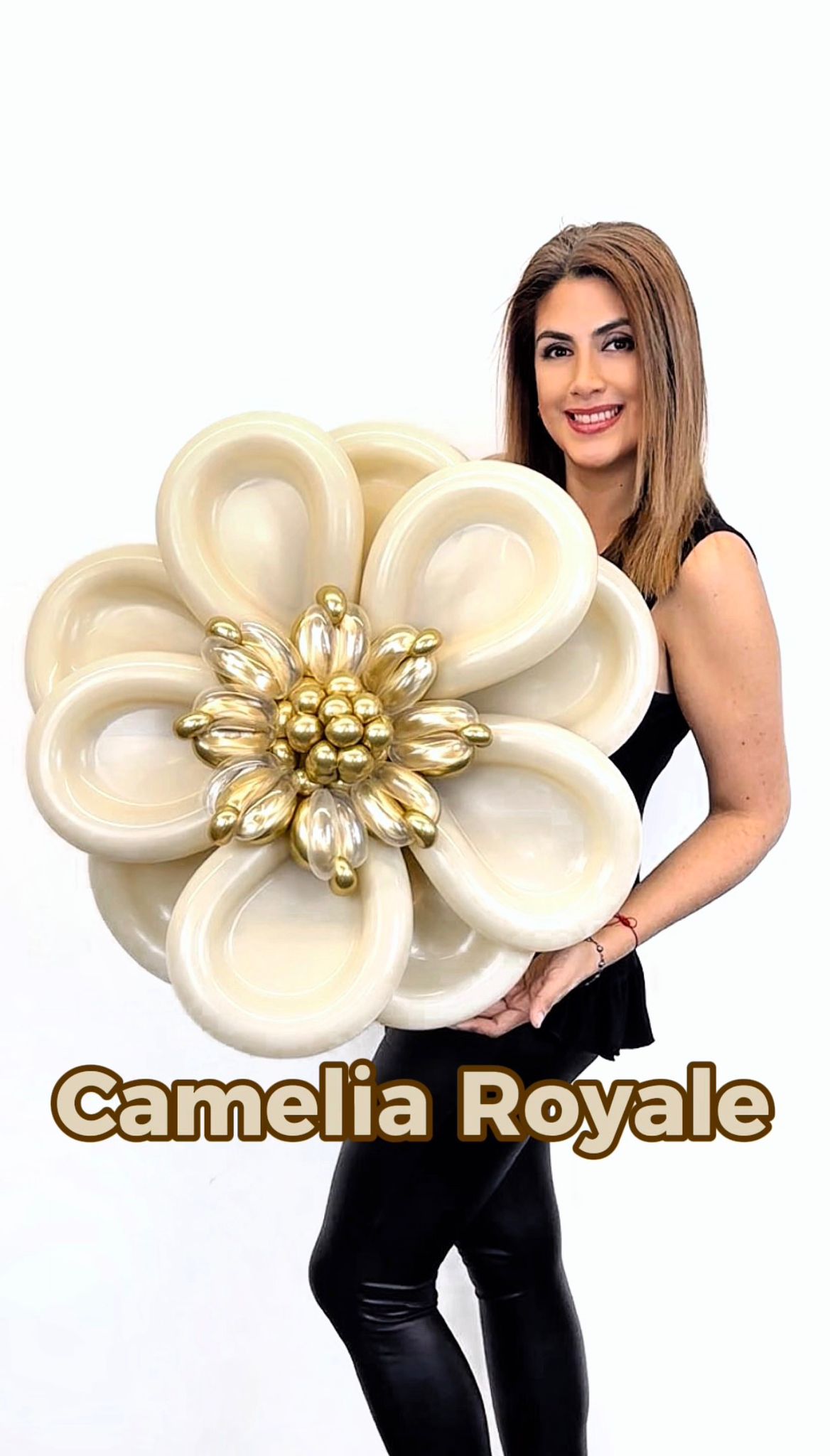 Collection Camélia Royale — sculpture florale en ballons ivoire et or