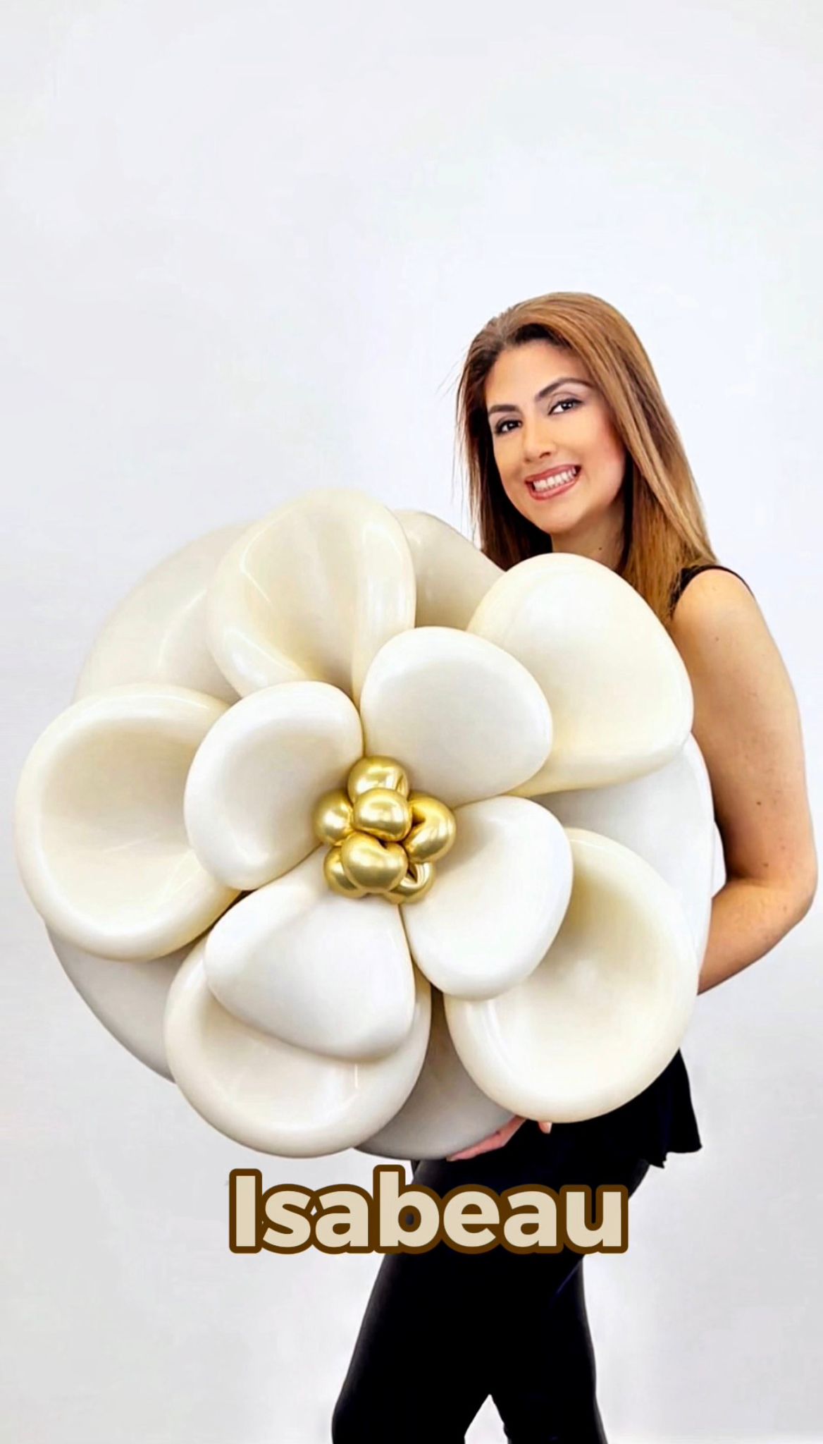 Collection Isabeau — sculpture florale en ballons ivoire et or
