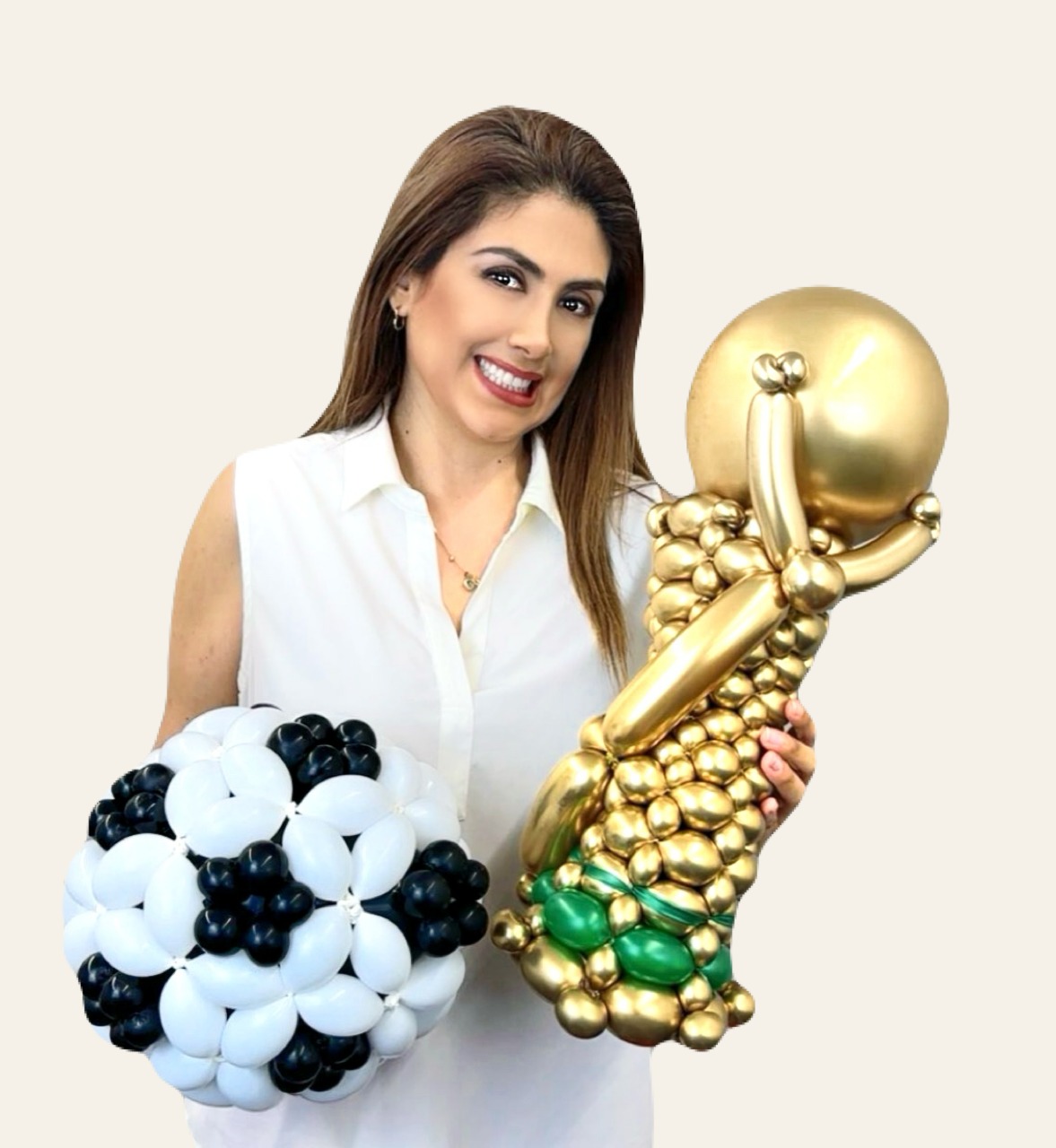 Femme tenant un ballon sphérique à motif ballon de football et une sculpture dorée en forme de trophée