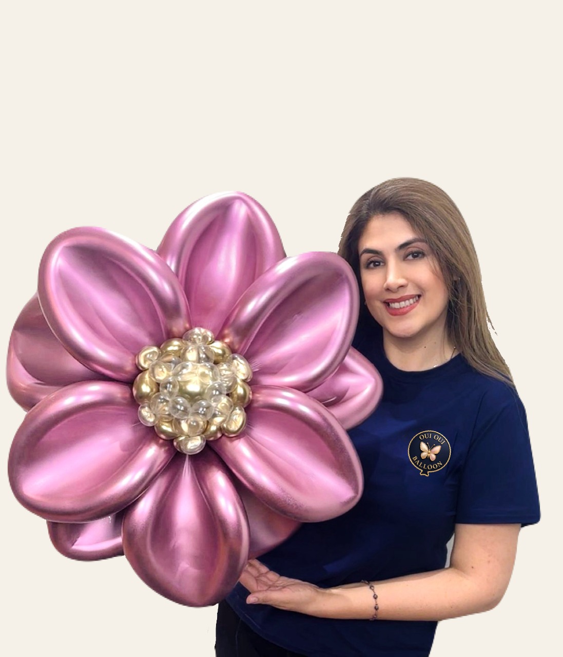 Femme tenant une grande fleur sculpturale en ballons roses à cœur doré