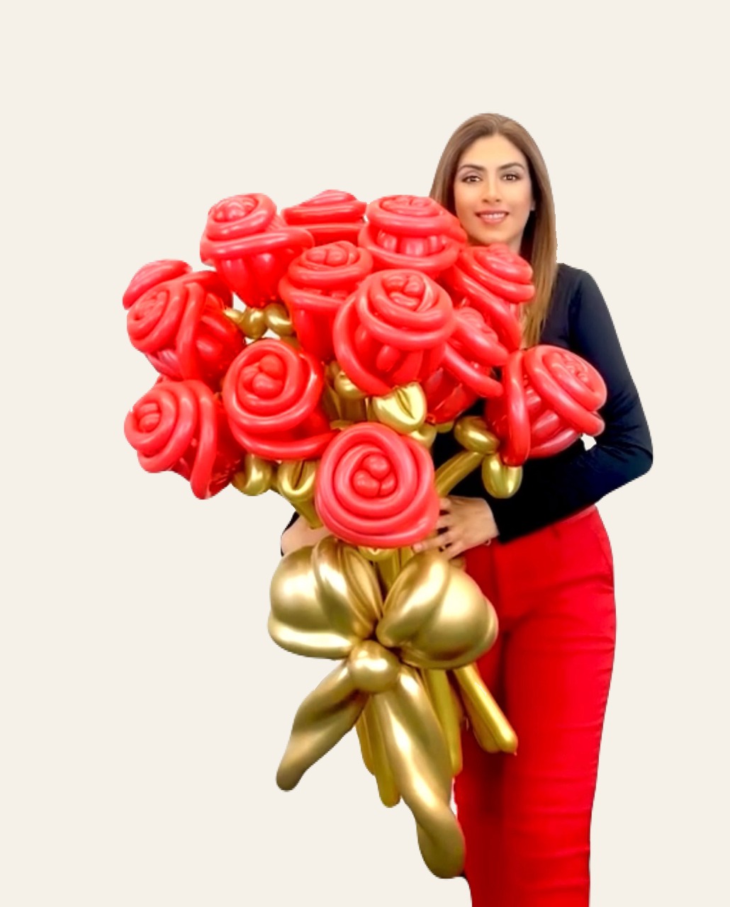 Femme tenant un grand bouquet de roses rouges en ballons avec un nœud doré