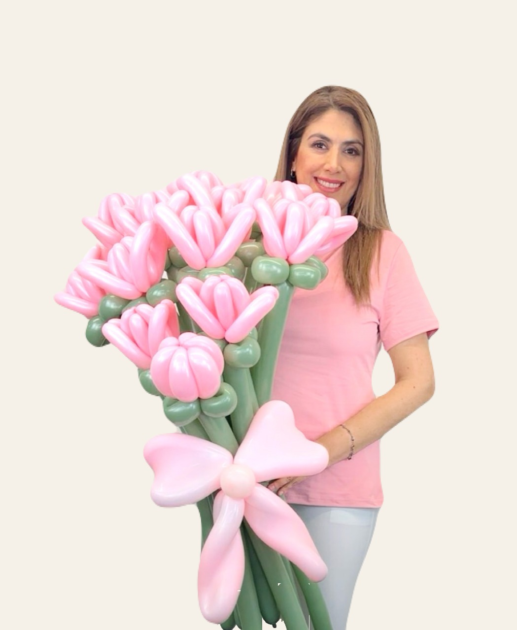 Femme tenant un bouquet de tulipes roses en ballons avec un nœud rose